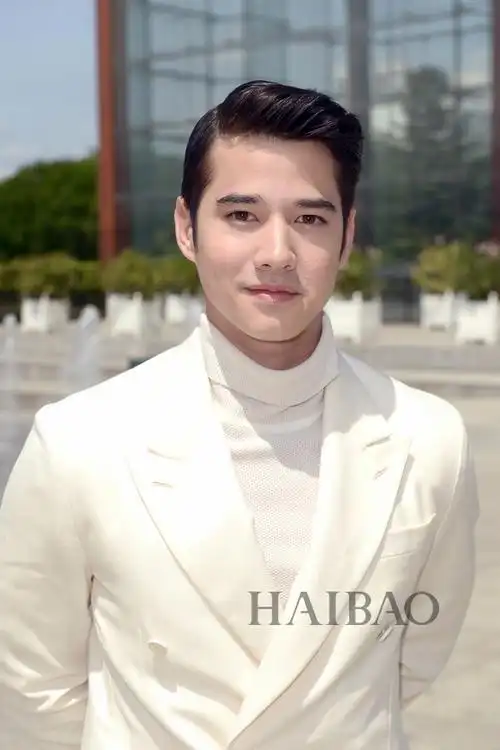 图为马里奥·毛瑞尔 (mario maurer) 亮相2016春夏巴黎男装周louis