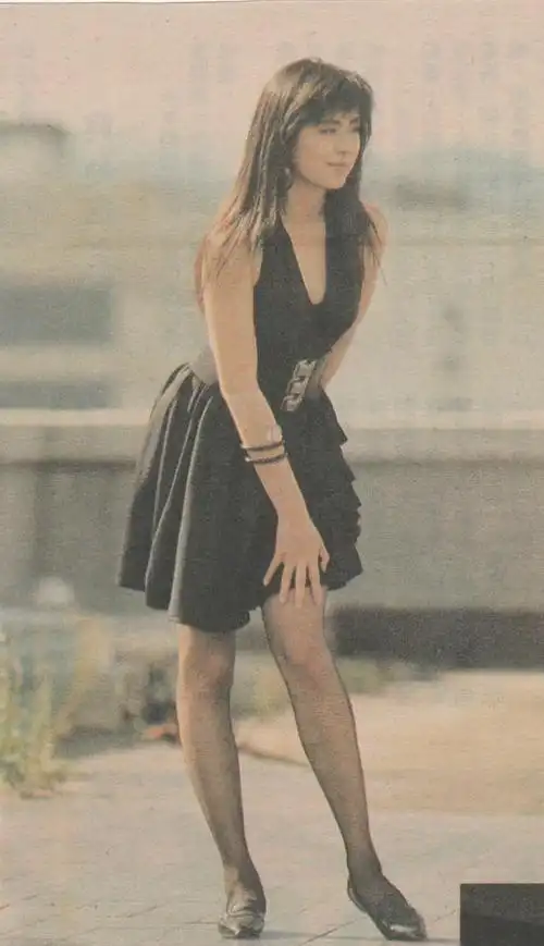 王祖贤的身高有172,非常的修长.刚刚好的身材,不瘦不胖,标准身材,美