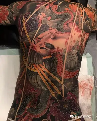 对于满背纹身,请不要忙去的去纹,那种为了满背而满背的想法也尽量收一