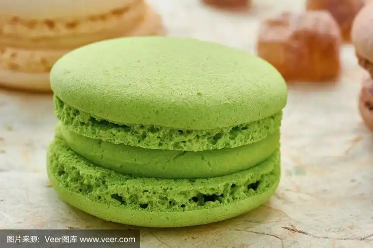包装纸上的法式绿色马卡龙
