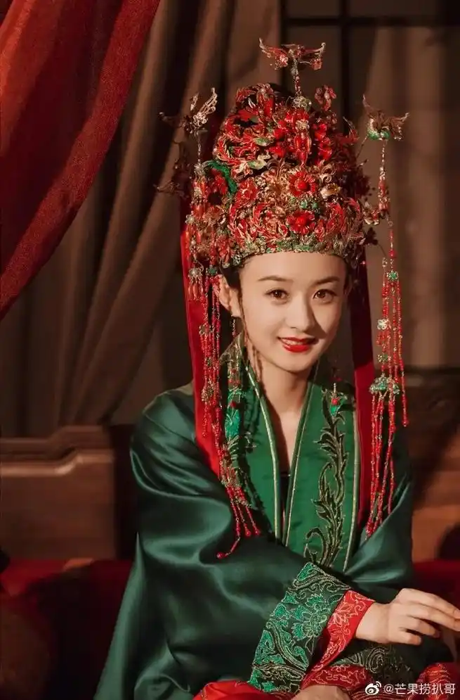 赵丽颖饰演的明兰出嫁红妆嫁衣,凤冠霞帔,红绿古风嫁衣太美了! - 抖音