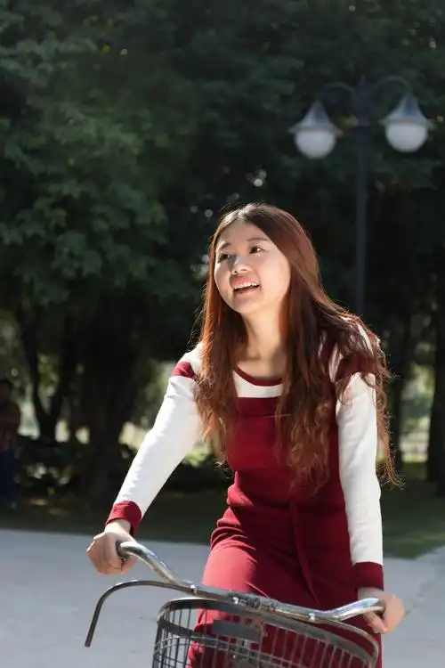 深圳中心公园的红衣女孩