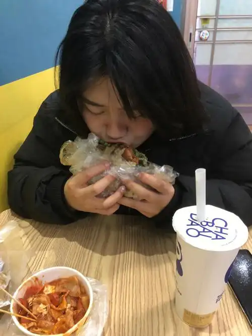 在外面吃饭看见这孩子哆哆嗦嗦在外面眼巴巴的看着我看样子应该很饿