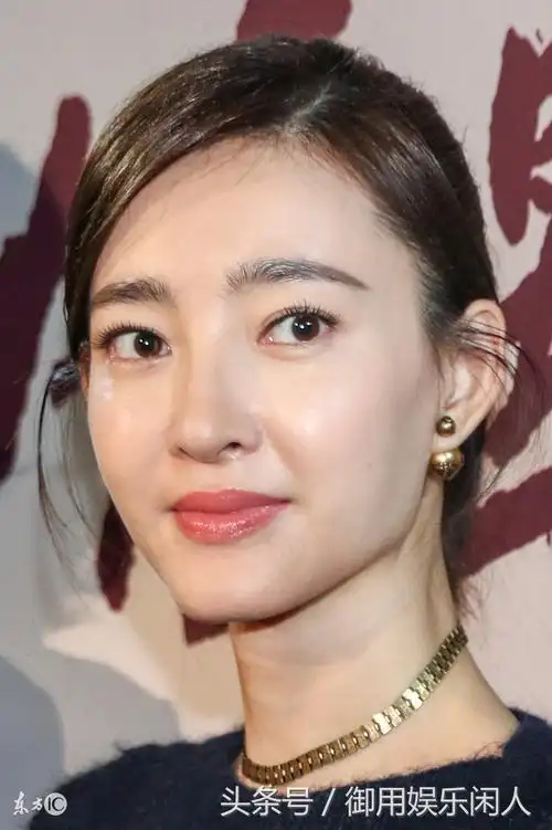 32岁王丽坤出席某活动,网友:怎么满脸油腻,笑起来不好看!