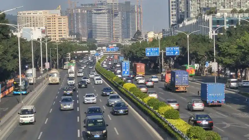 107国道深圳宝安段车辆行驶交通景观