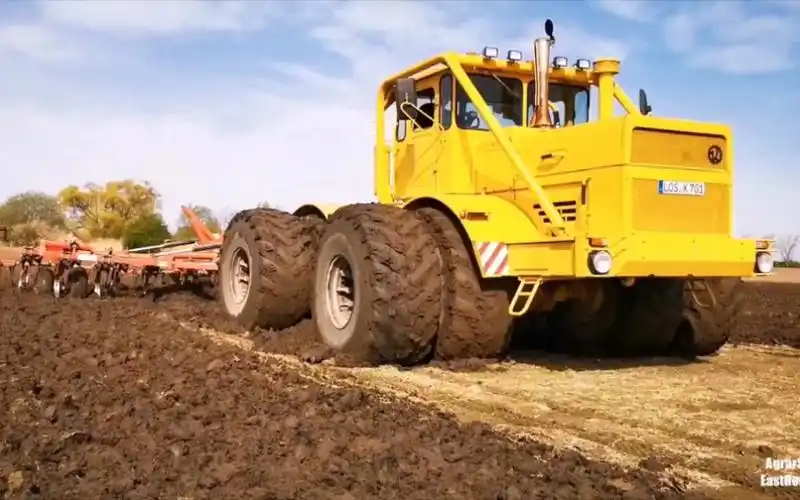 基洛维兹(kirovets)k701拖拉机耕地作业