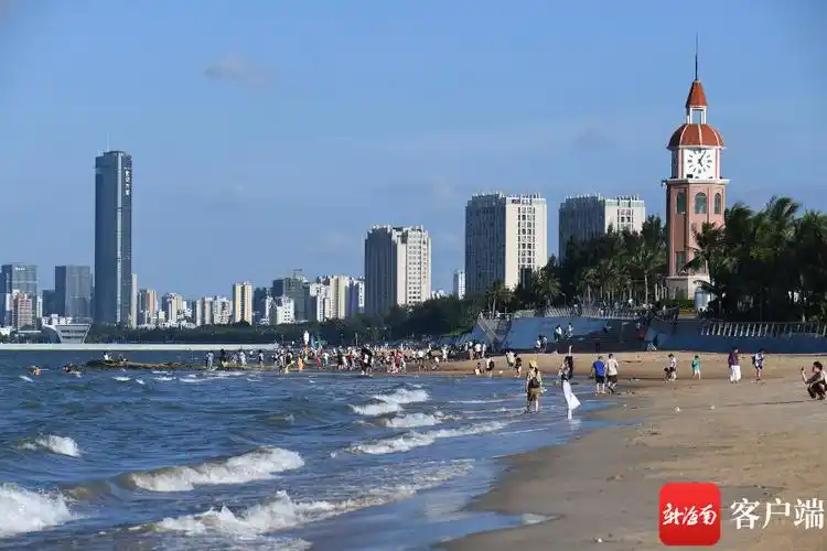 9月30日,"双节"假期第二天,海口西海岸假日海滩,观海台游人如织.