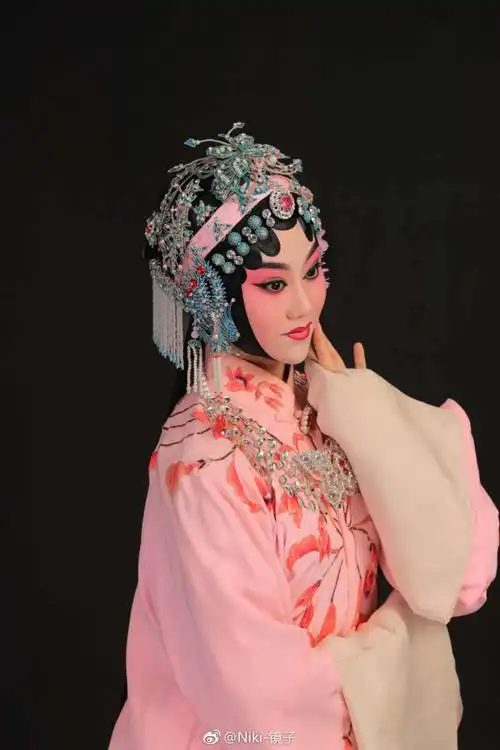 京昆旦角化装是一门美的艺术,也是京昆行当造型中极为重要的存在