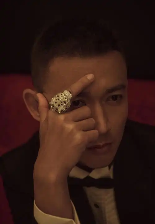 成熟型男聂远西装革履帅气写真