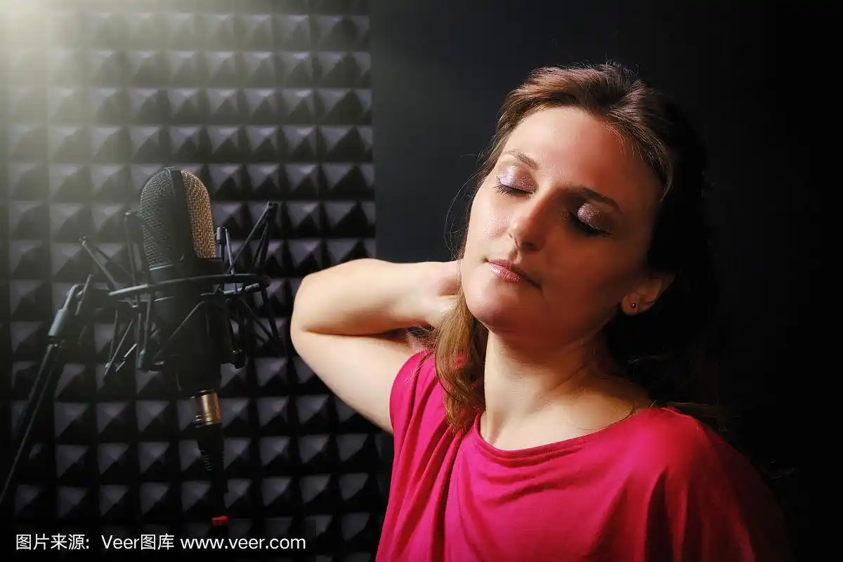 穿着红色衣服的职业女歌手.在录音室录一首歌.