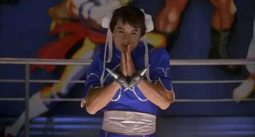 "胡子小姐"晒出搭档筋肉美少女团cos春丽照片:想与成龙一较长短