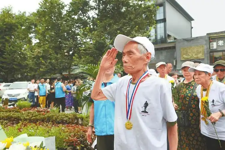 9月3日,老兵向川军抗日阵亡将士纪念碑敬礼.受访者供图