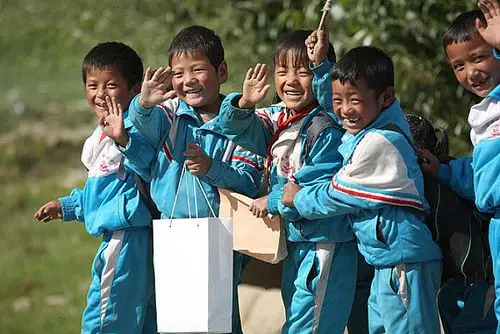 希望小学学生挥手_全景网