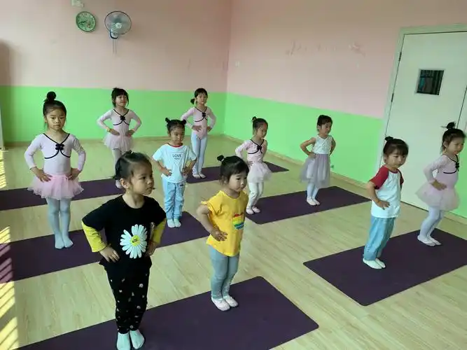 第一节课练习小公主站姿