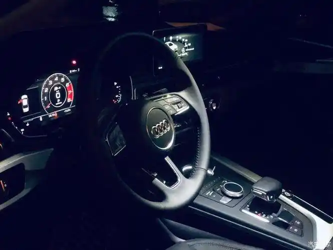 奥迪a4提车作业等待两个月白金时尚提车记来袭夜晚中的奥迪a4l