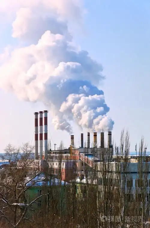 大型工厂与吸烟烟囱对蓝蓝的天空