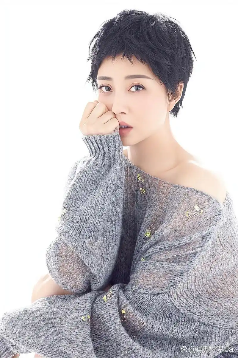 短发女星殷桃亮相,魅力四射97  殷桃,实力派演员,凭借《人民的名义