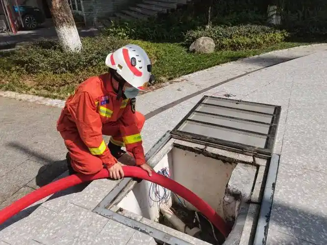 据了解,经过消防人员用消防车转运,水带连接市政消火栓,已经将300余吨