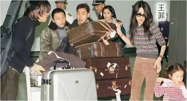 谢霆锋不惜花费80万为王菲赢得"fe1"车牌,代表着他心中的"faye1".