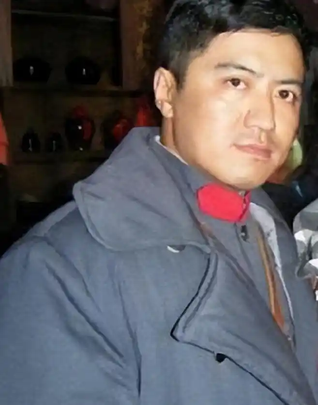 他长得高大帅气,娶黄志忠前妻何音,将继子视如己出,婚后无儿女