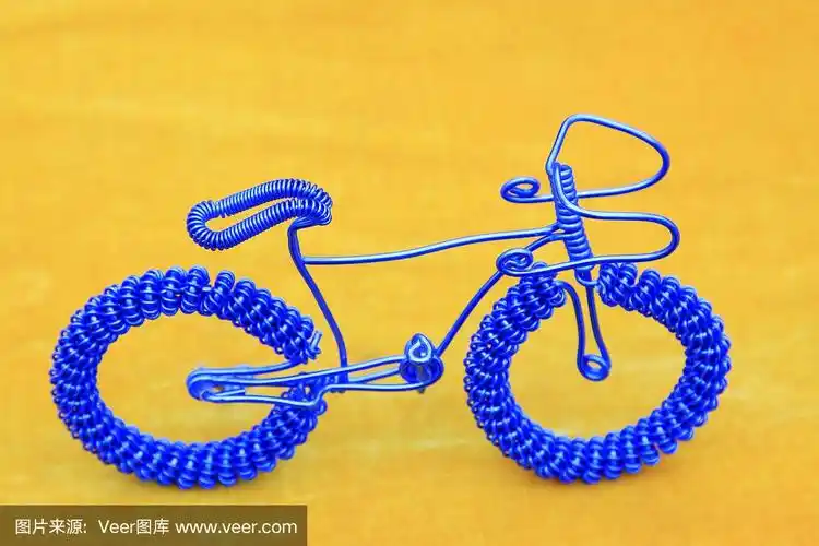 橙色背景的铁丝自行车