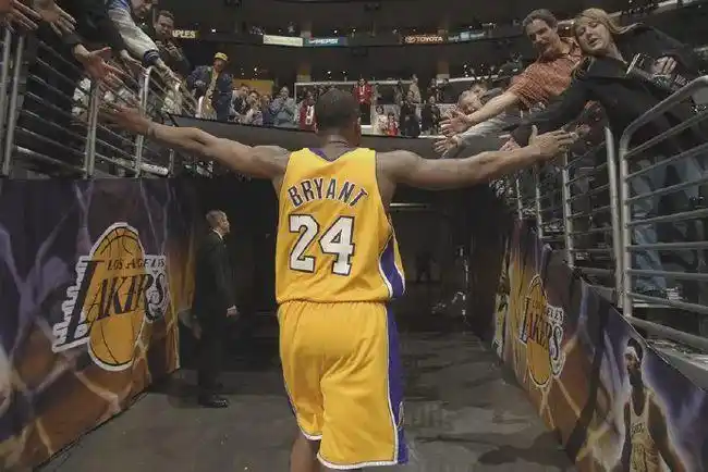 老照片之科比科比最帅背影图片