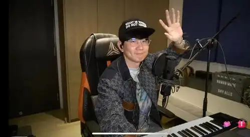 39岁林俊杰素颜出镜唱歌!下巴消失脸庞大一圈 胖出新高度