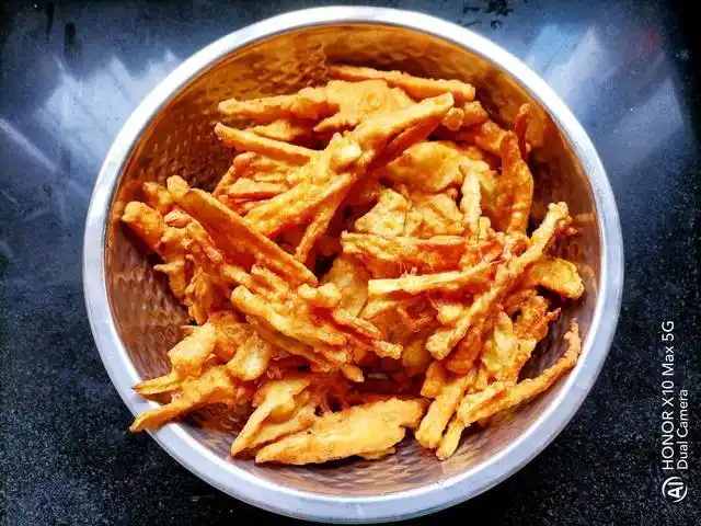 好吃的油炸素茄子就做好了,外皮酥脆,茄子滑滑嫩嫩的,喷香好吃,喜欢的