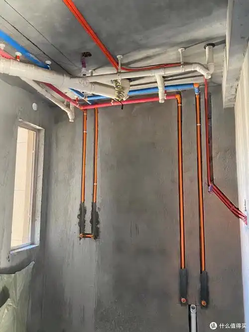卫生间的冷热水管走向一定不要在墙体的横向布管,因为无论是从沉池走