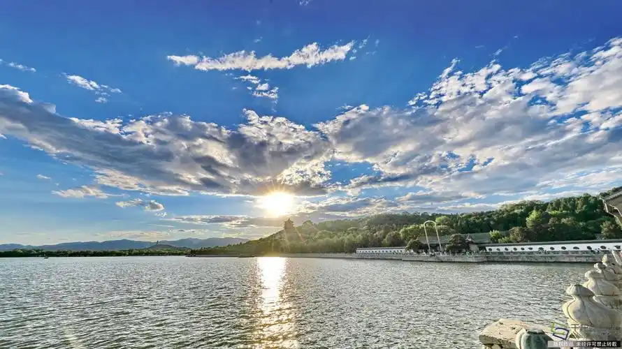 2023年7月8日,北京颐和园夏日昆明湖蓝天白云,风景怡人.