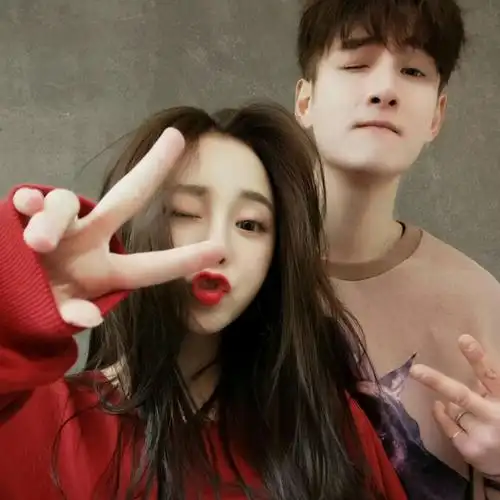 小恩爱剪刀手_非主流情侣头像图片_扣扣居