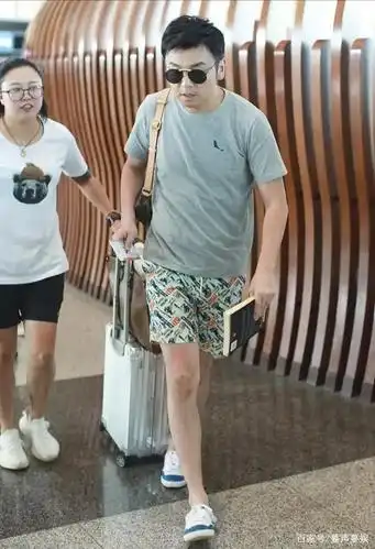 雷佳音潮范十足,花裤衩和复古墨镜很个性,没有小肚腩走路都带风