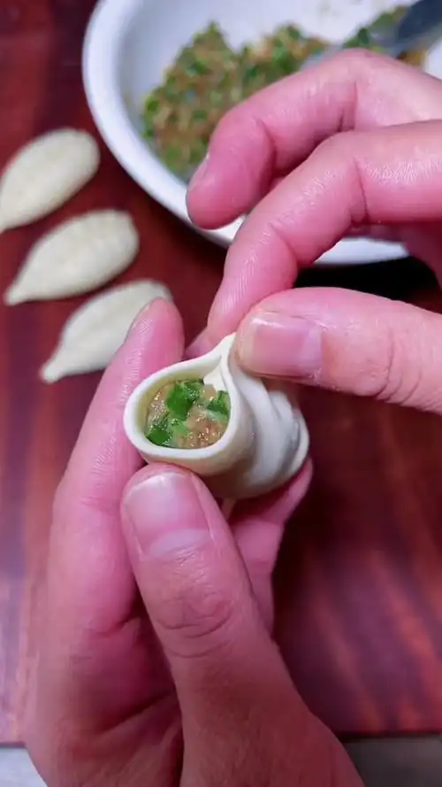 来个慢动作教程,不会的收藏起来,多试几次就会了 包饺子柳叶饺 包饺子