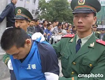 图文北京警方打击抢劫犯罪公开逮捕犯罪嫌疑人