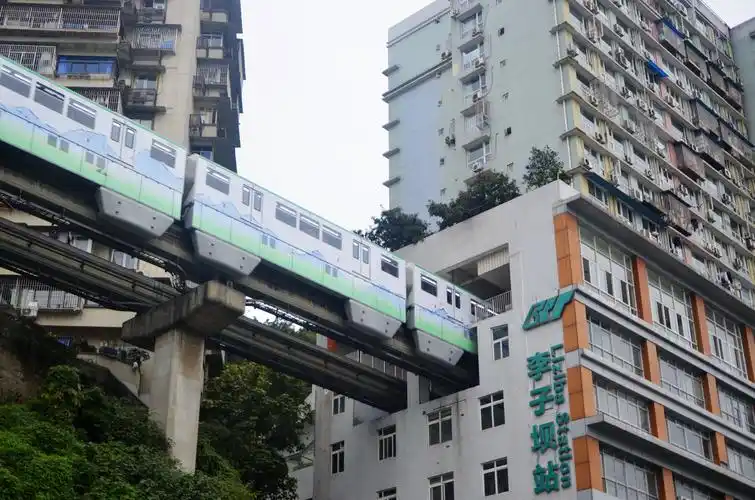 海南女孩旅行重庆登上热搜的魔性吃轻轨真相是这样的