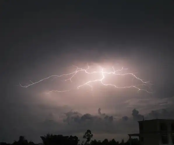 虽然这个闪电是有点小#闪电  #闪电打雷  #摄影  #闪电拍摄  #富士