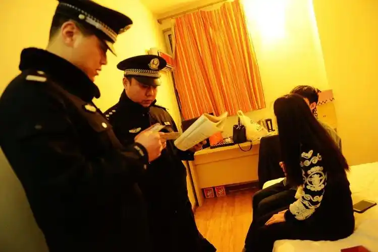 青岛警方深夜扫黄