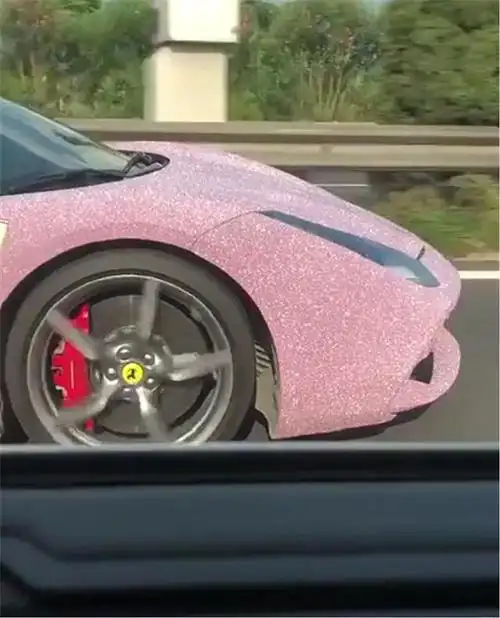 高速偶遇法拉利488车价315万全车贴膜粉色带钻非常亮眼