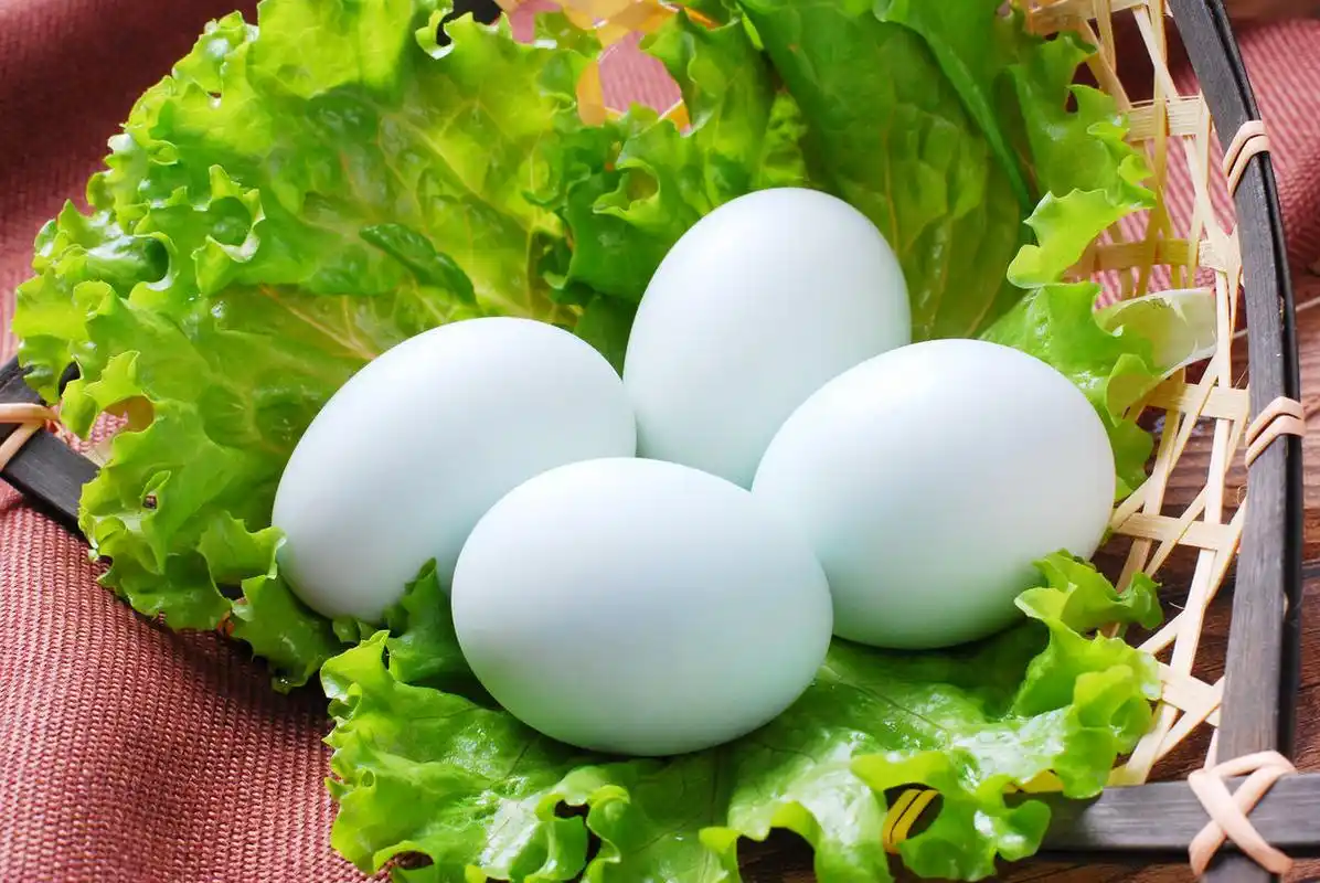 腌咸鸭蛋不出油?那是你不知道这几个小技巧,这么做咸鸭蛋才流油