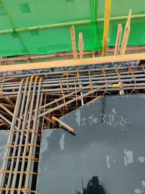 梁水平加腋的上部两个筋放在模板面上还是下