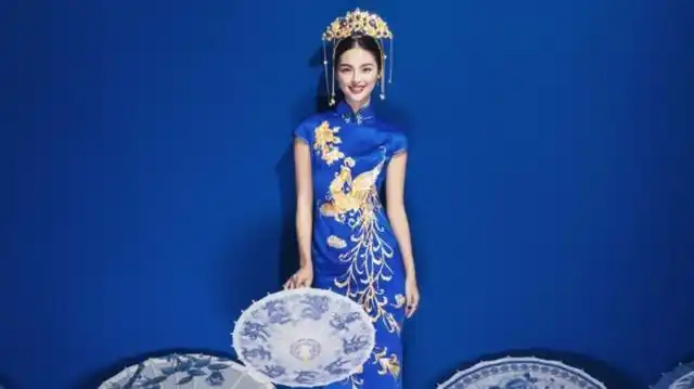 深蓝色的旗袍寓意大海一样,给人深不可测的感觉,看起来更加沉稳,适合