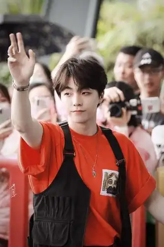 搬运陈立农快本上下班路透