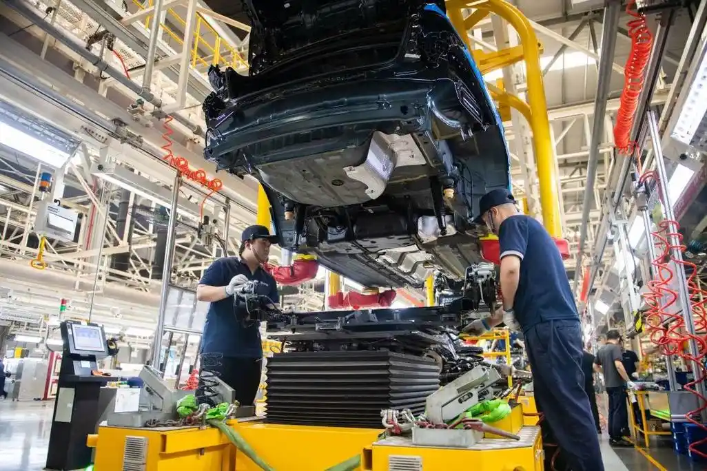 北京汽车株洲分公司总装车间,工作人员在组装汽车.陈思汗摄(新华社)