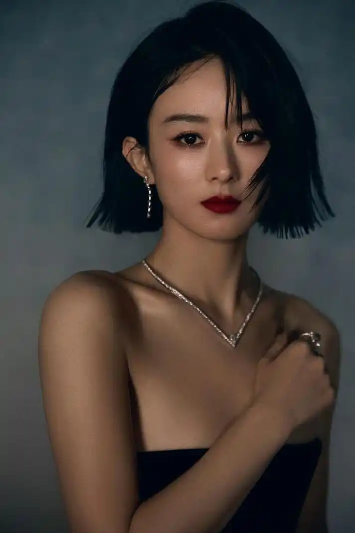 赵丽颖身穿黑裙气场全开 手持黑金色长矛