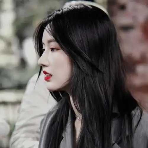 从侧面来看,刘些宁的五官并不是很出色,鼻子比较挺,轮廓也不错,但五官