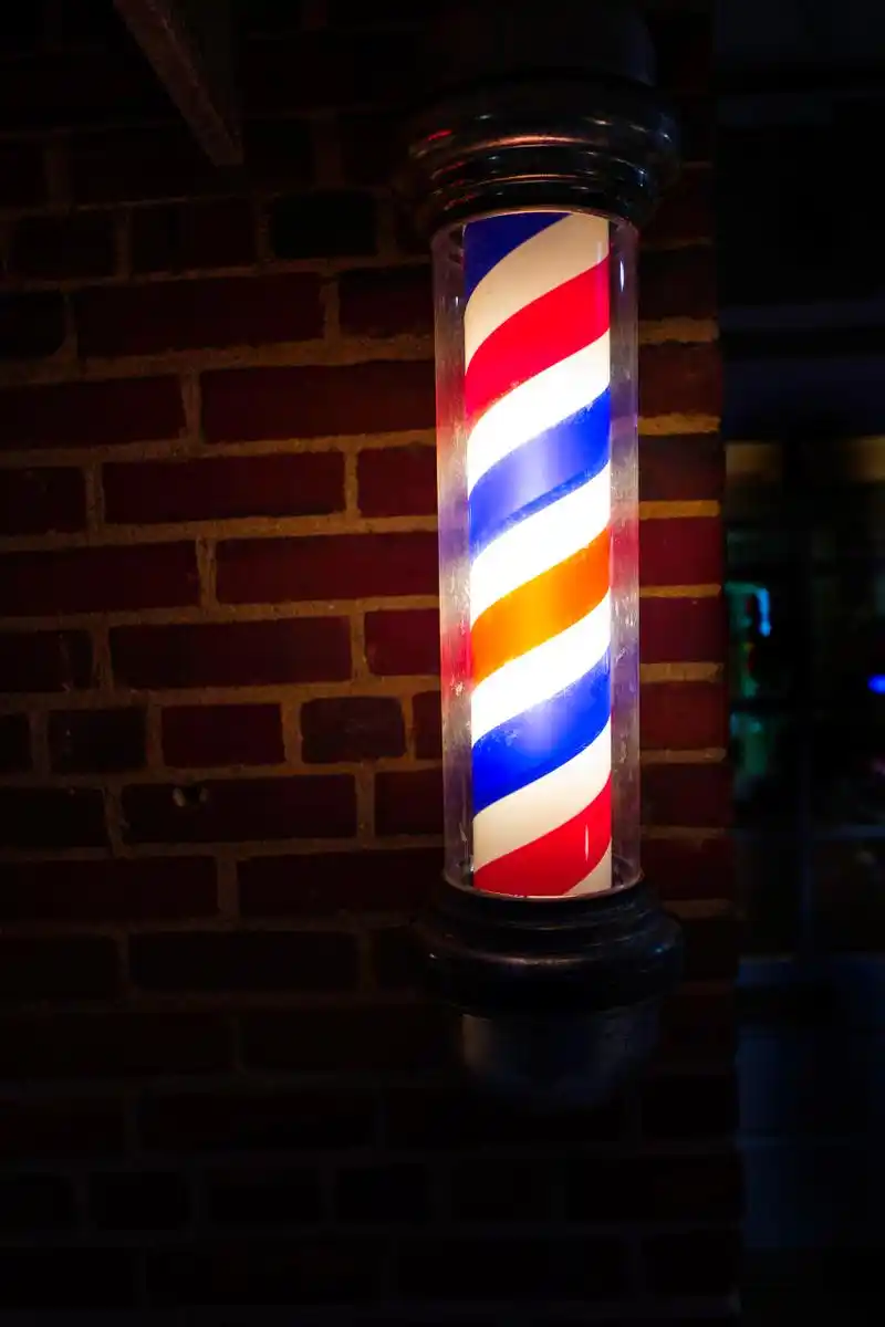 为什么理发店门口要放三色灯# 理发店门口放置三色灯,是为了方便箍屯