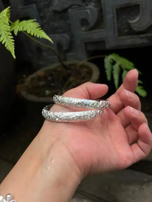 柔光  #小梅花银手镯  #手工錾刻  #999足银  #手工  #泥鳅背手镯