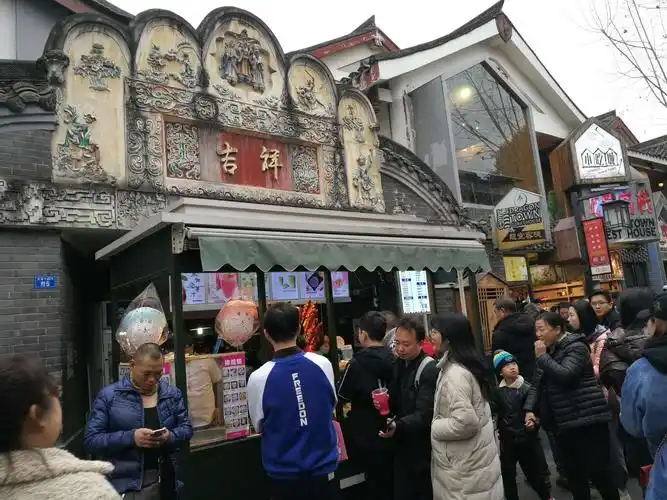 宽窄巷子里的建筑古色古香,人们熙熙攘攘.传统小吃,手工艺品应有尽有.