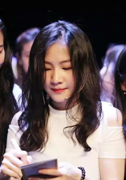 金靖在春晚一夜成名,可谁又知被宋祖儿顶替的刘胜瑛,有多伤心?