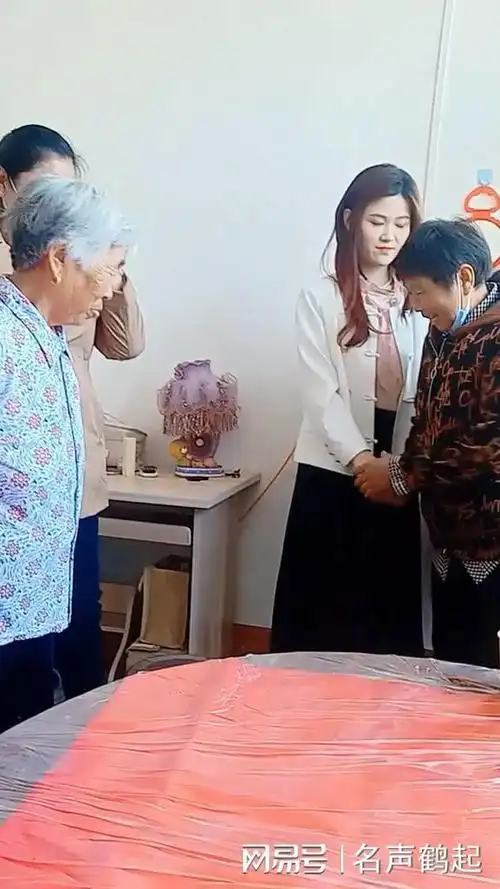 大衣嫂和新儿媳新亲家同框新儿媳一脸嫌弃亲家母撞脸闫学晶